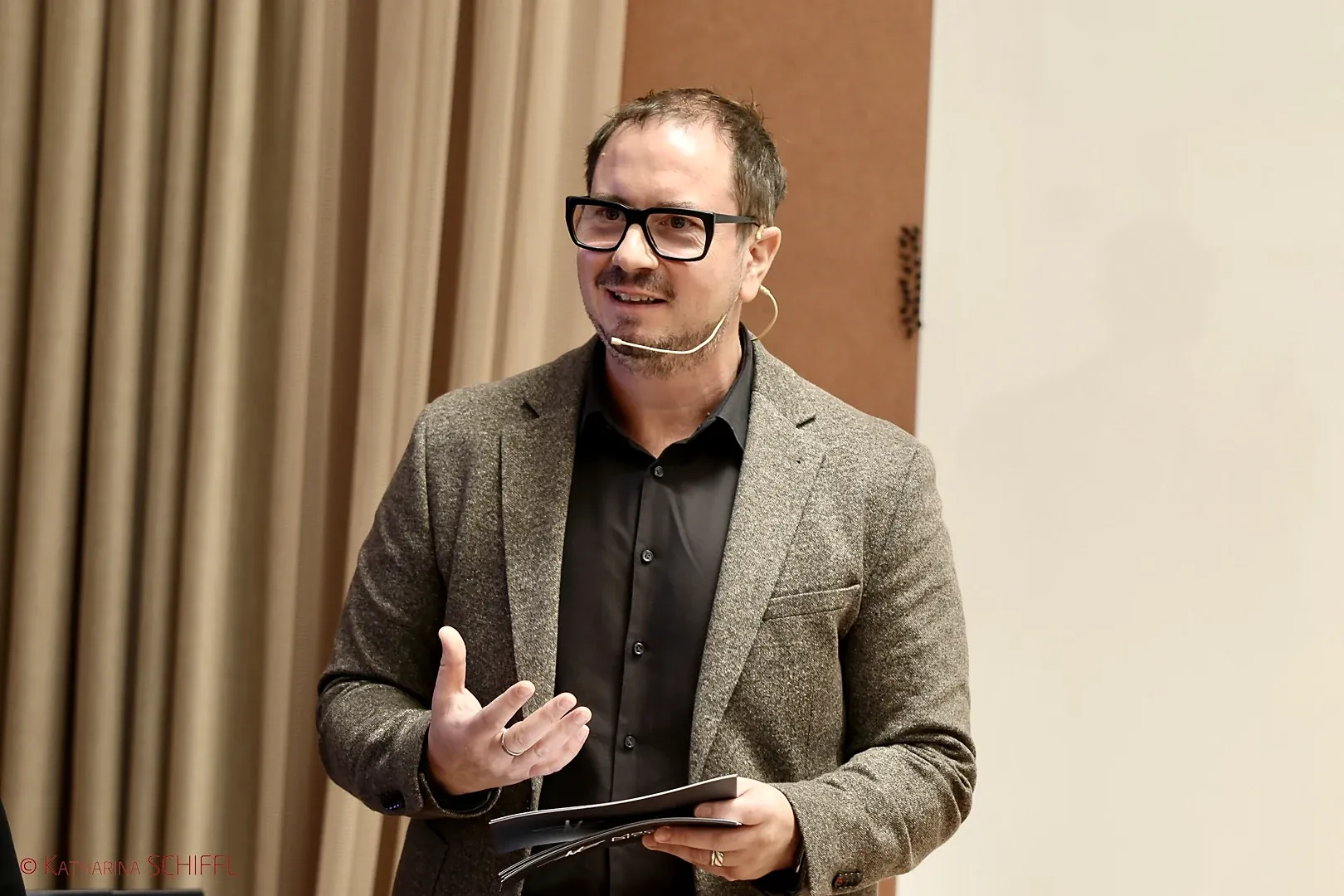 Armin Rogl facilitating a workshop, holding notes